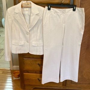 Beautiful Harvey Bernard Pants suit. The pants are lined.